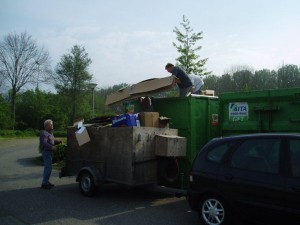 het lossen van oud papier (2)